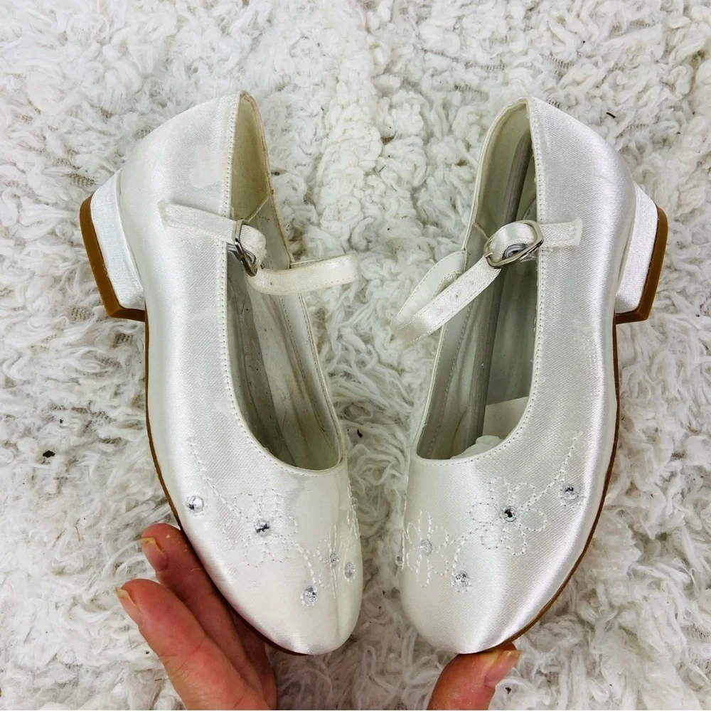 ERIJUNOR White satin Mary Jane Shoes with Floral embroidered Design size 12.5